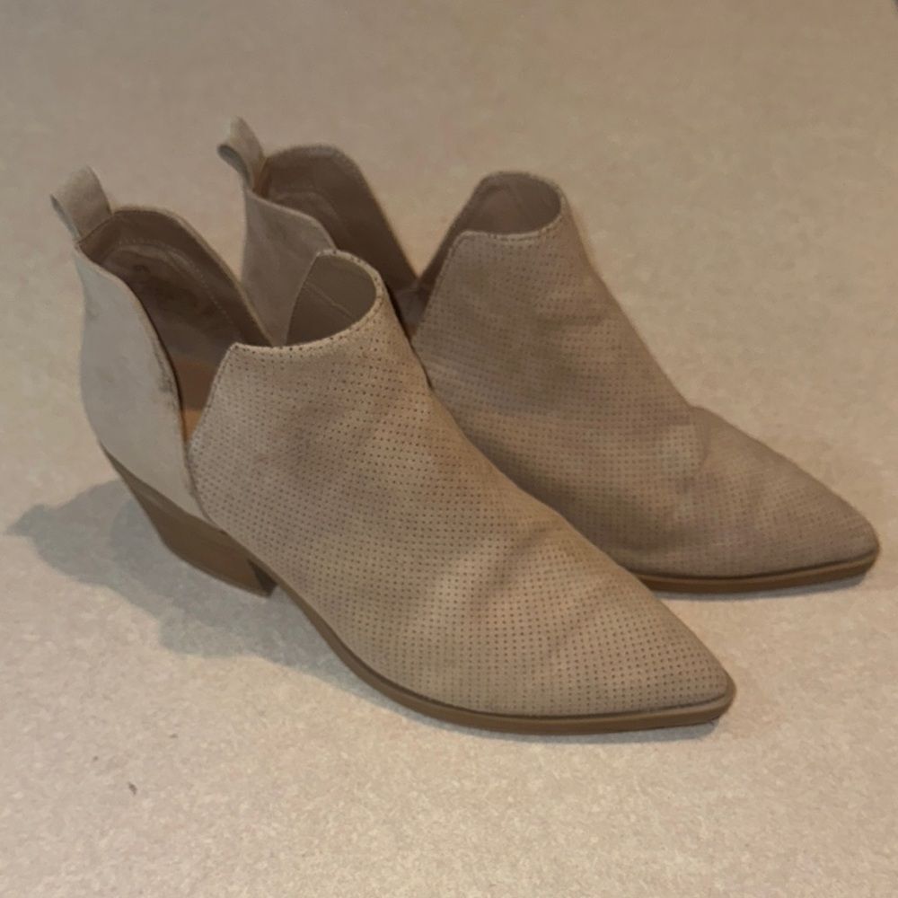 UNIVERSAL THREAD Tan Booties